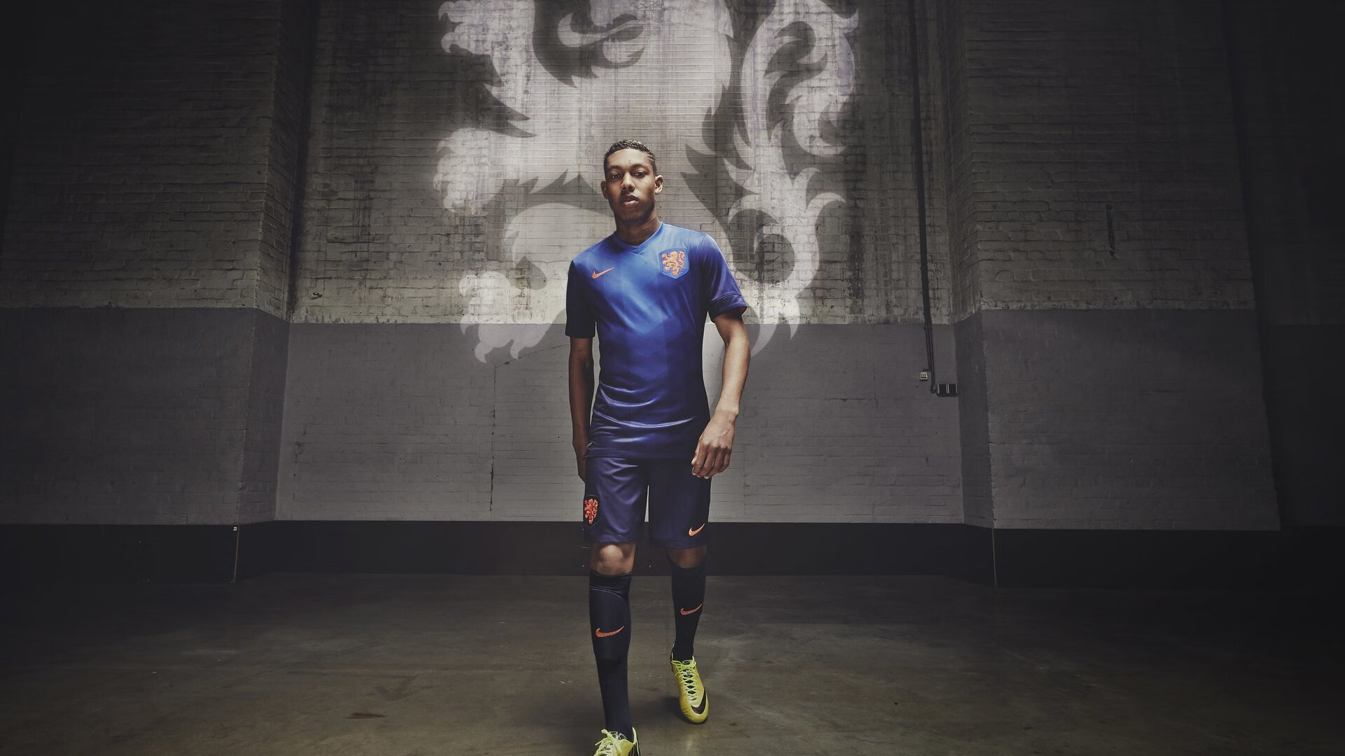 赛场现场：球迷助威声不断，气氛火爆！，球迷助威视频